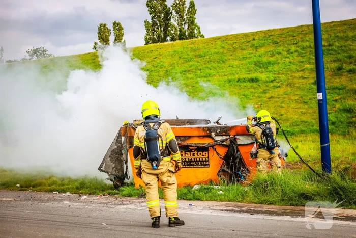 Bouwcontainer in brand gestoken