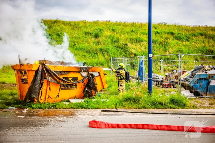 Bouwcontainer in brand gestoken