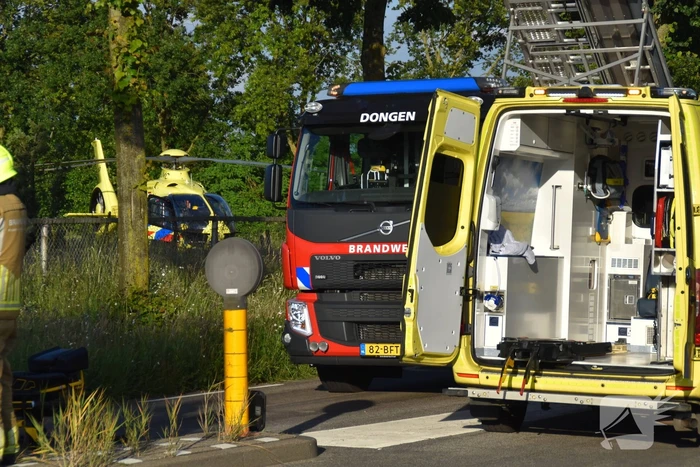 Automobilist botst tegen boom