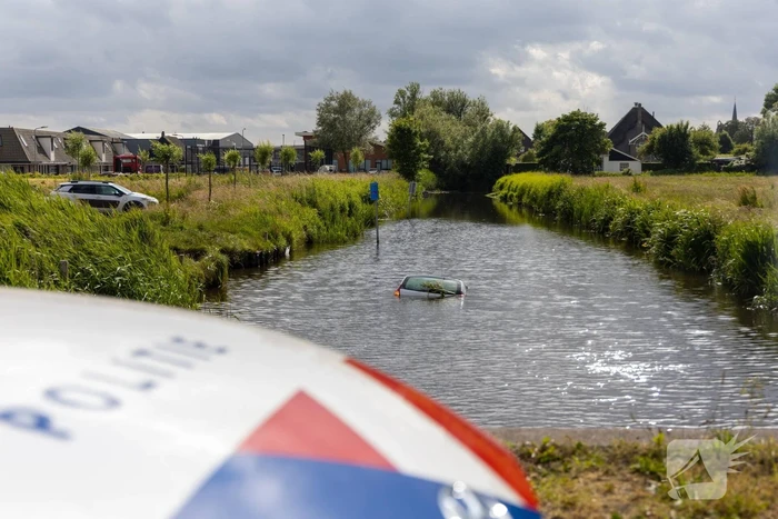 Auto belandt in het water