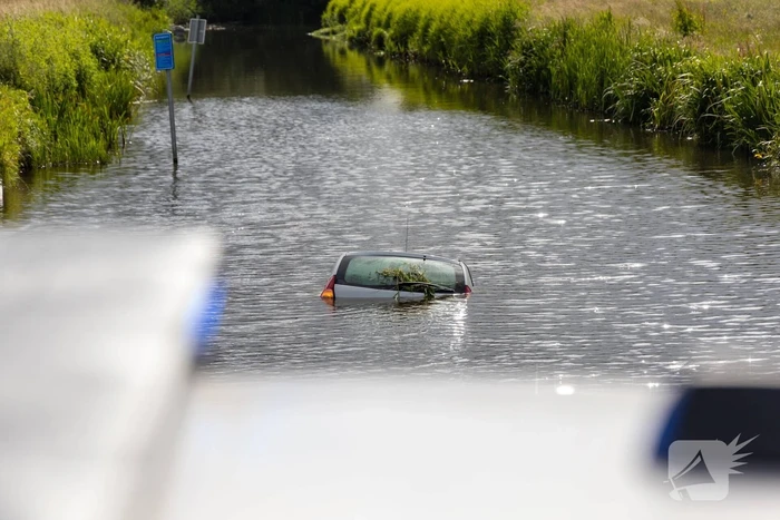 Auto belandt in het water
