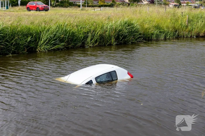 Auto belandt in het water