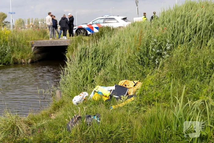 Auto belandt in het water