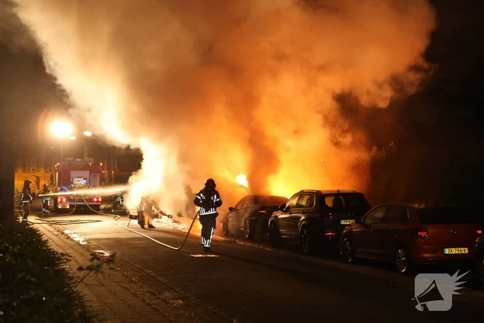 Drie voertuigen verwoest door vlammenzee