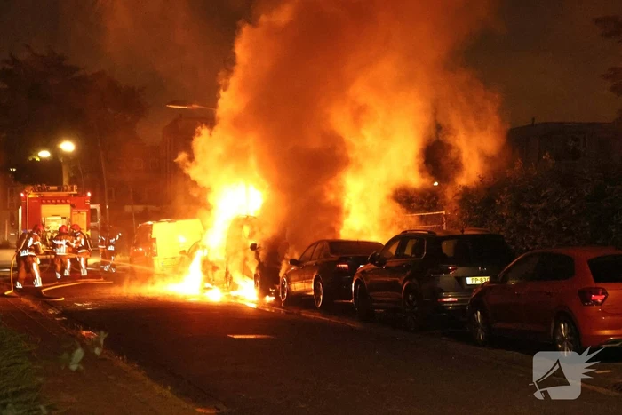 Drie voertuigen verwoest door vlammenzee