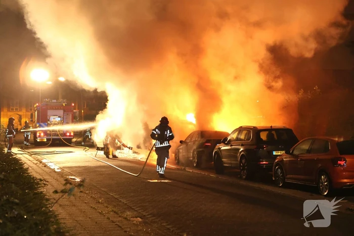 Drie voertuigen verwoest door vlammenzee