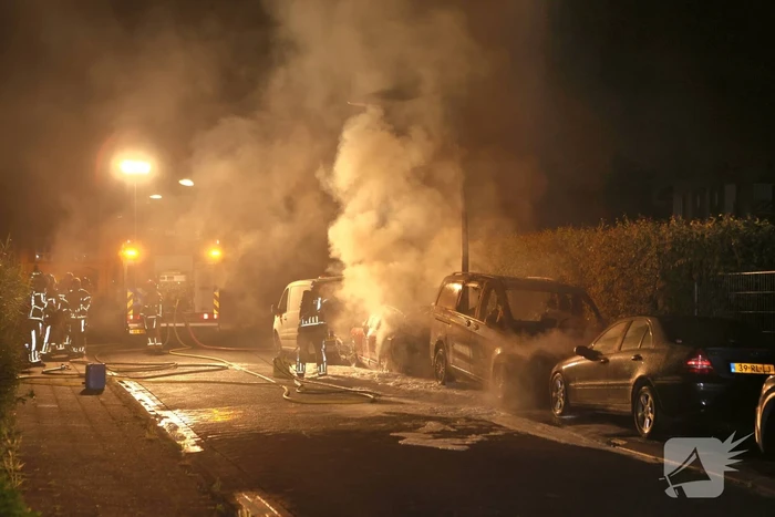 Drie voertuigen verwoest door vlammenzee