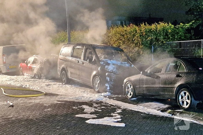 Drie voertuigen verwoest door vlammenzee