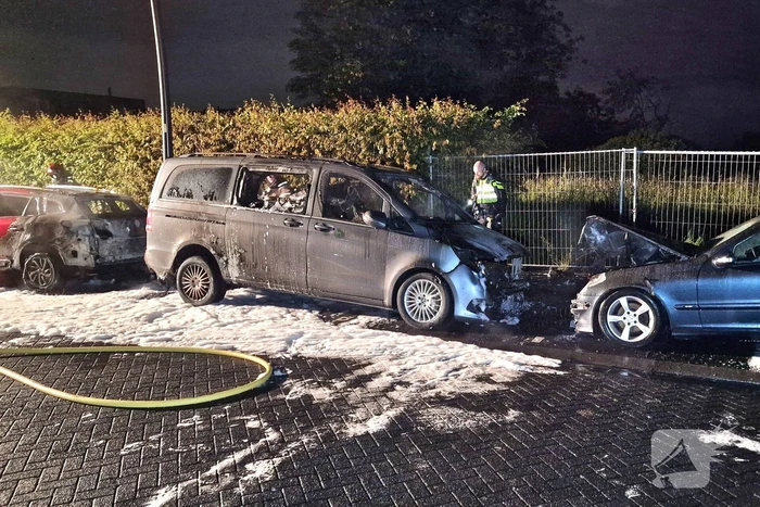 Drie voertuigen verwoest door vlammenzee