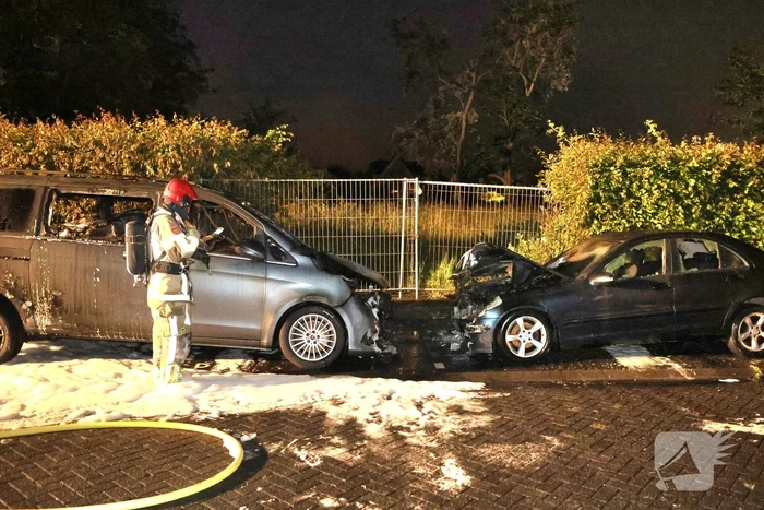 Drie voertuigen verwoest door vlammenzee