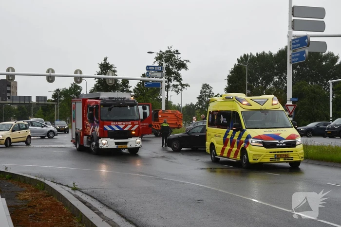 Twee personenwagens lopen schade op bij botsing