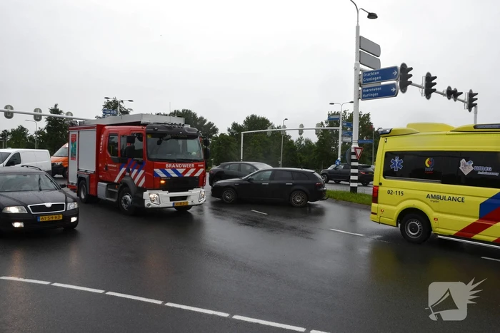 Twee personenwagens lopen schade op bij botsing