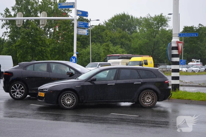 Twee personenwagens lopen schade op bij botsing