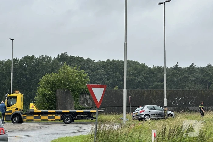 Automobilist rijdt tegen verkeersbord en komt tegen lantaarnpaal tot stilstand