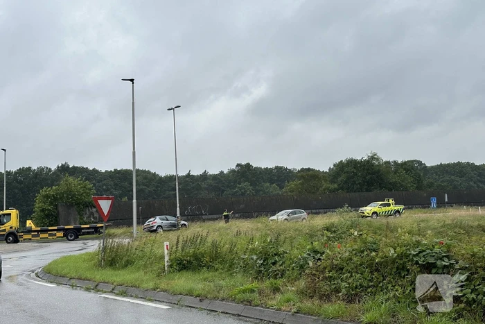 Automobilist rijdt tegen verkeersbord en komt tegen lantaarnpaal tot stilstand