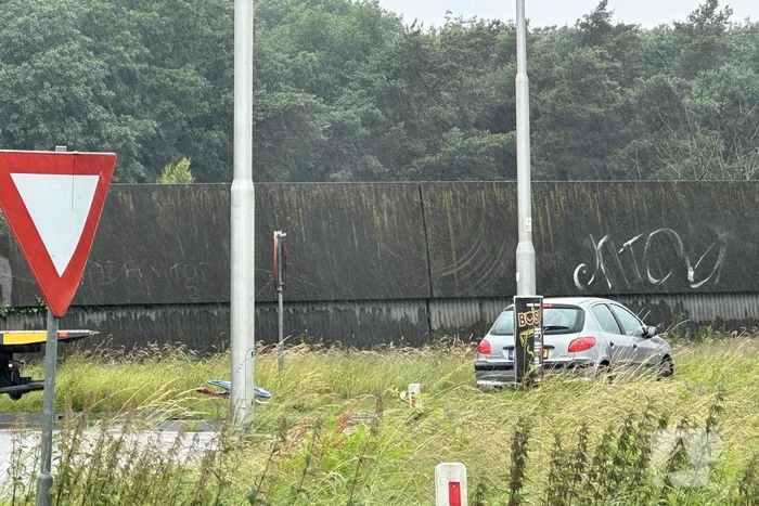 Automobilist rijdt tegen verkeersbord en komt tegen lantaarnpaal tot stilstand