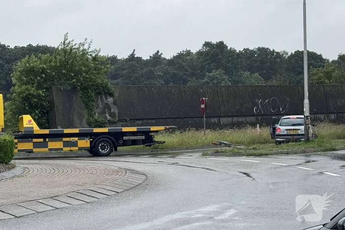 Automobilist rijdt tegen verkeersbord en komt tegen lantaarnpaal tot stilstand