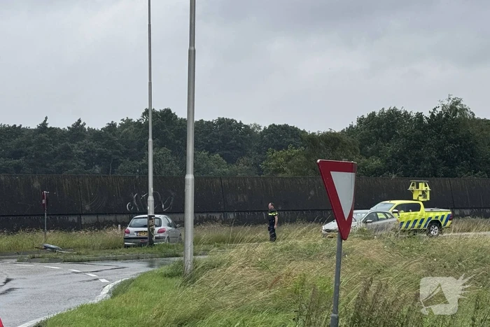 Automobilist rijdt tegen verkeersbord en komt tegen lantaarnpaal tot stilstand