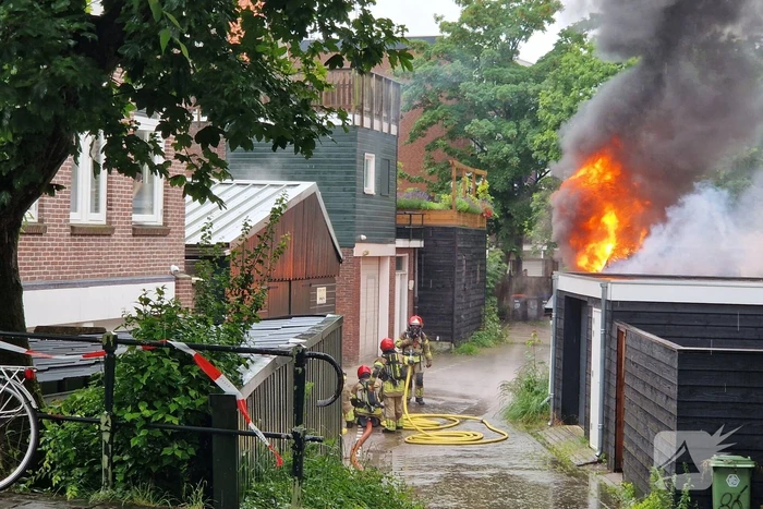 Uitslaande brand verwoest schuur