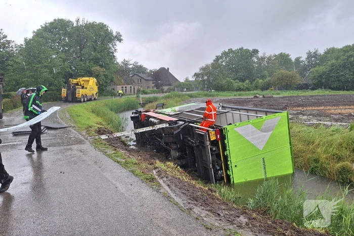 Vrachtwagen belandt in sloot na uitwijkmanoeuvre