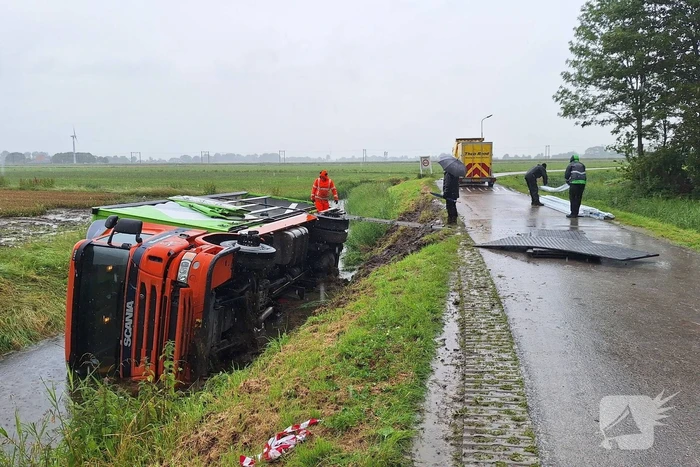 Vrachtwagen belandt in sloot na uitwijkmanoeuvre