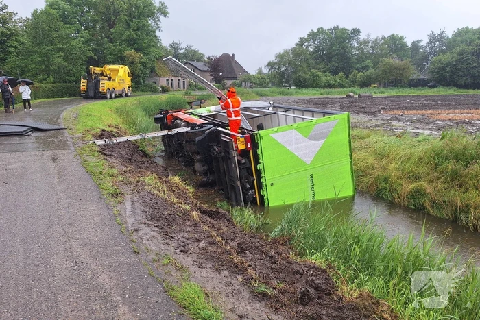 Vrachtwagen belandt in sloot na uitwijkmanoeuvre