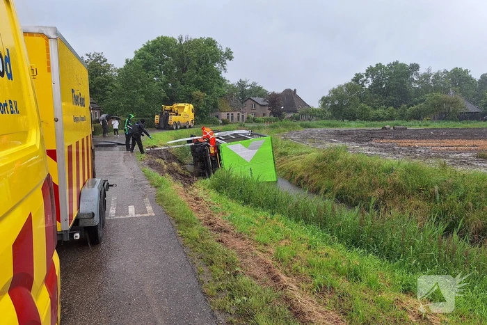 Vrachtwagen belandt in sloot na uitwijkmanoeuvre