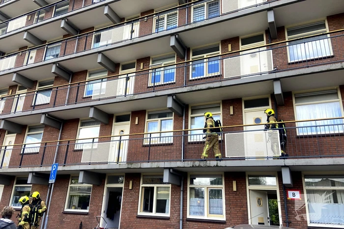 Brandweer blust keukenbrand in flatwoning