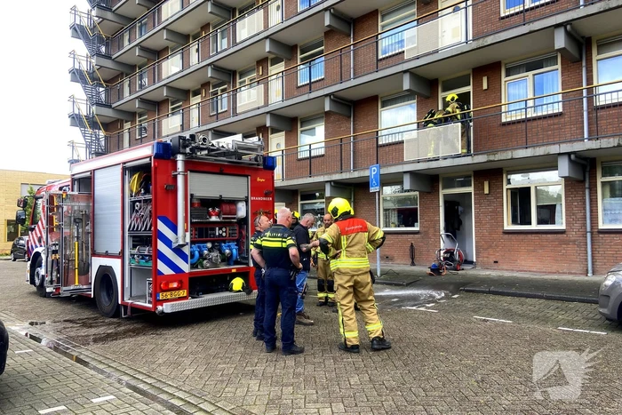 Brandweer blust keukenbrand in flatwoning