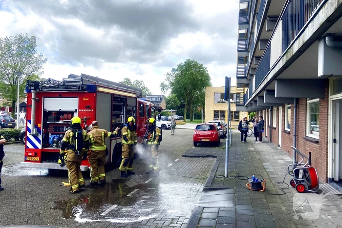 Brandweer blust keukenbrand in flatwoning