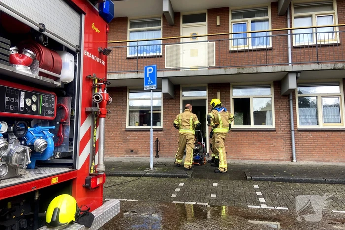 Brandweer blust keukenbrand in flatwoning