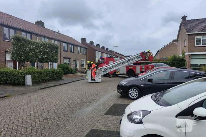 Boom waait tegen woning en beschadigd ruit