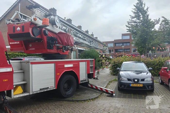 Boom waait tegen woning en beschadigd ruit