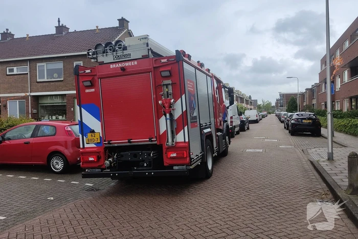 Boom waait tegen woning en beschadigd ruit