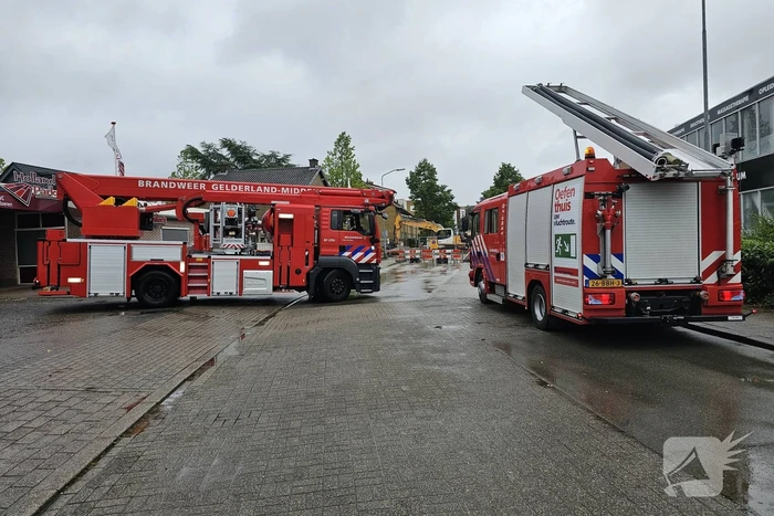 Isolatiemateriaal dreigt van dak te waaien, brandweer grijpt in