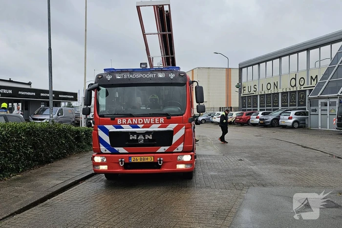 Isolatiemateriaal dreigt van dak te waaien, brandweer grijpt in