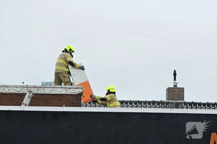 Isolatiemateriaal dreigt van dak te waaien, brandweer grijpt in