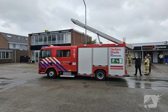 Isolatiemateriaal dreigt van dak te waaien, brandweer grijpt in