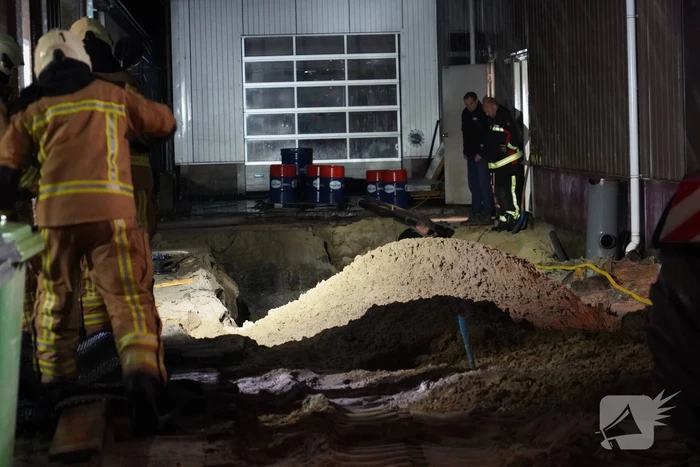 Fundering autobedrijf dreigt te bezwijken door bouwput vol met water