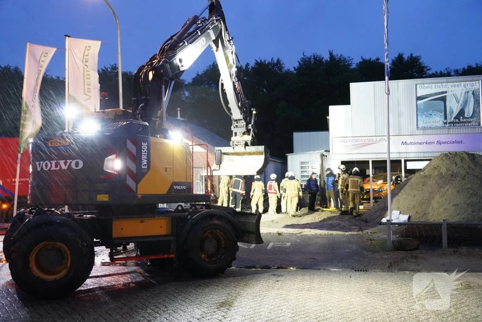 Fundering autobedrijf dreigt te bezwijken door bouwput vol met water