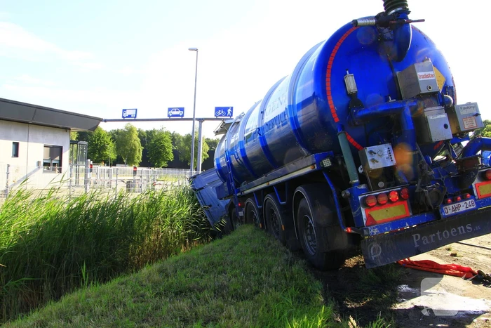 Vrachtwagen in de sloot na ongeval