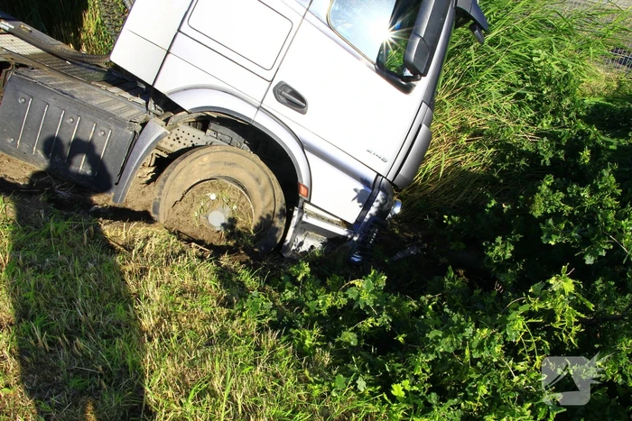 Vrachtwagen in de sloot na ongeval
