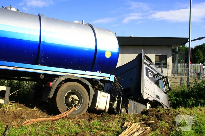 Vrachtwagen in de sloot na ongeval