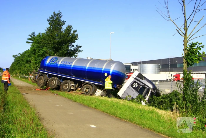 Vrachtwagen in de sloot na ongeval
