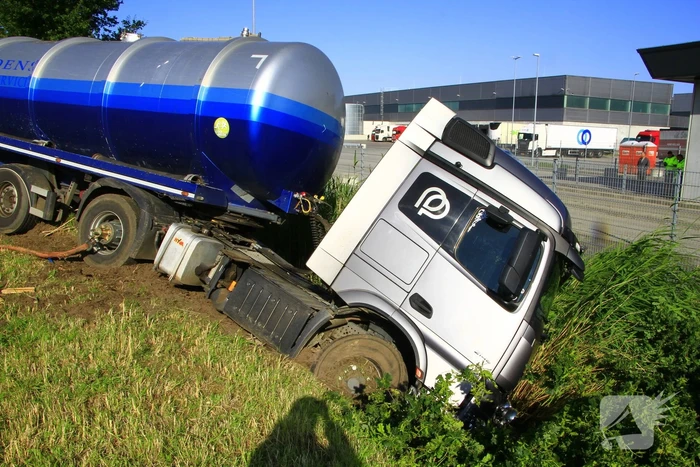 Vrachtwagen in de sloot na ongeval