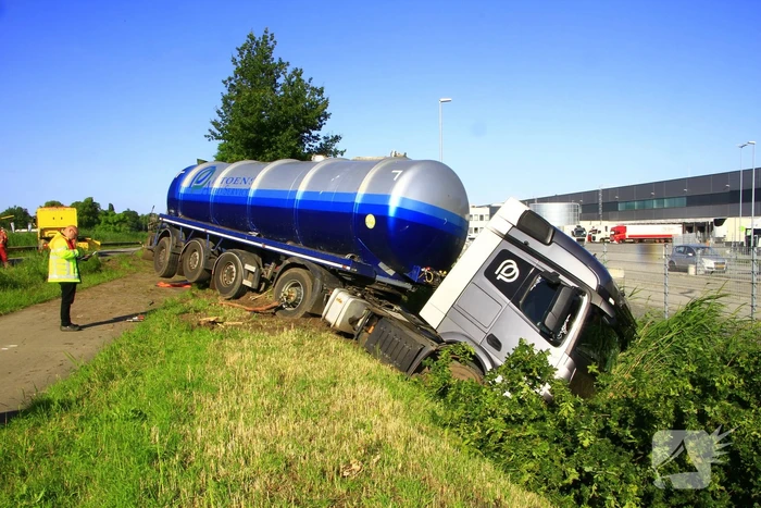 Vrachtwagen in de sloot na ongeval