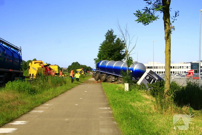 Vrachtwagen in de sloot na ongeval