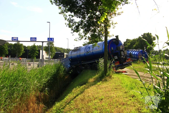 Vrachtwagen in de sloot na ongeval