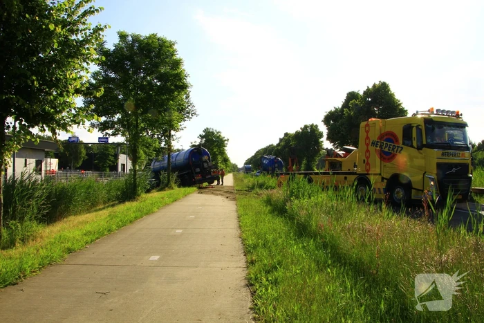 Vrachtwagen in de sloot na ongeval