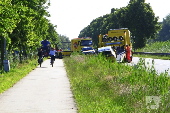 Vrachtwagen in de sloot na ongeval